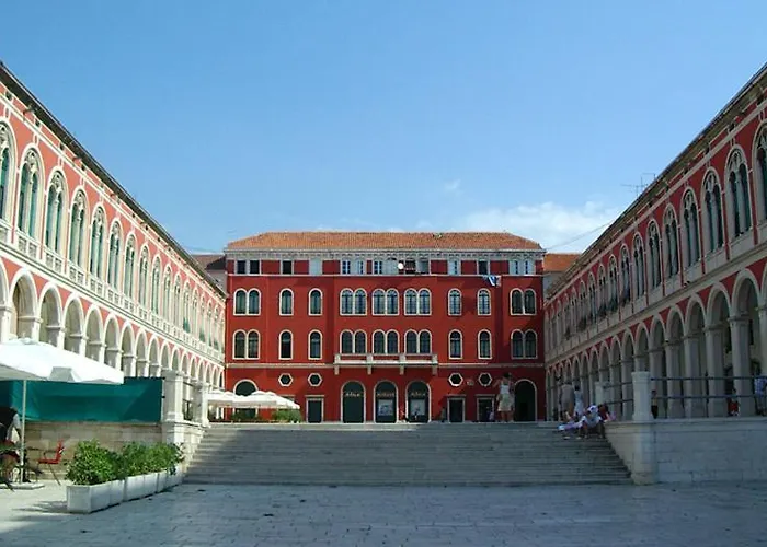 Elena Apartment Split